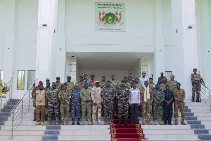 Les ministres et officiers supérieurs du Mali et du Burkina Faso venus apporter leur solidarité au CNSP, lundi 7 août, et ébaucher des plans de défense en cas d’attaque militaire de la CEDEAO.