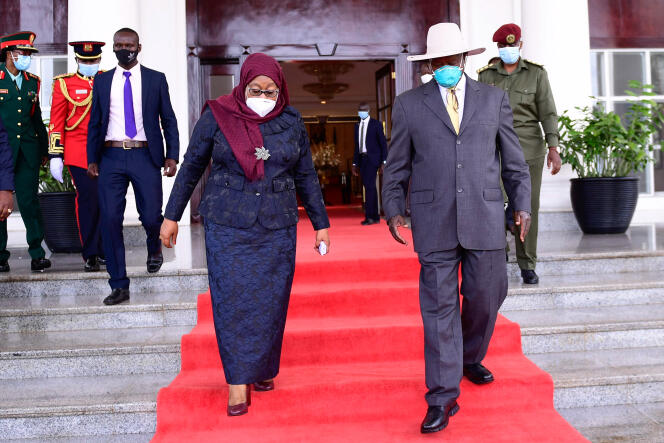 La présidente de Tanzanie Samia Suluhu Hassan avec Yoweri Museveni.